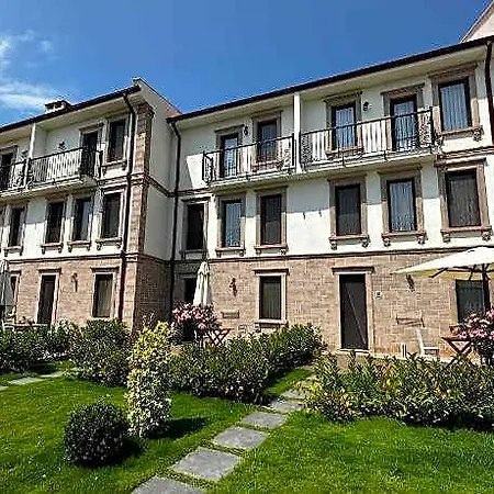 Oikos Hotel apartamentowy 4*